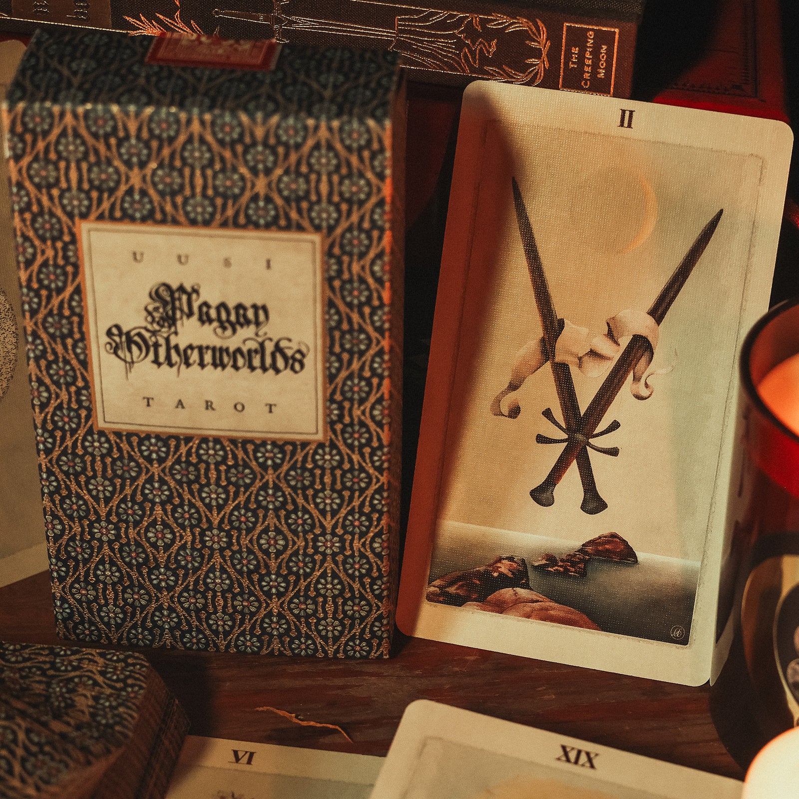 Sarini DND Dobbelstenen Lade - Opslag En Rolmat Voor RPG Dobbelstenen - Polyurethaan Materiaal, Afmetingen 23,5x23,5x4,4 Cm - Rood Of Zwart